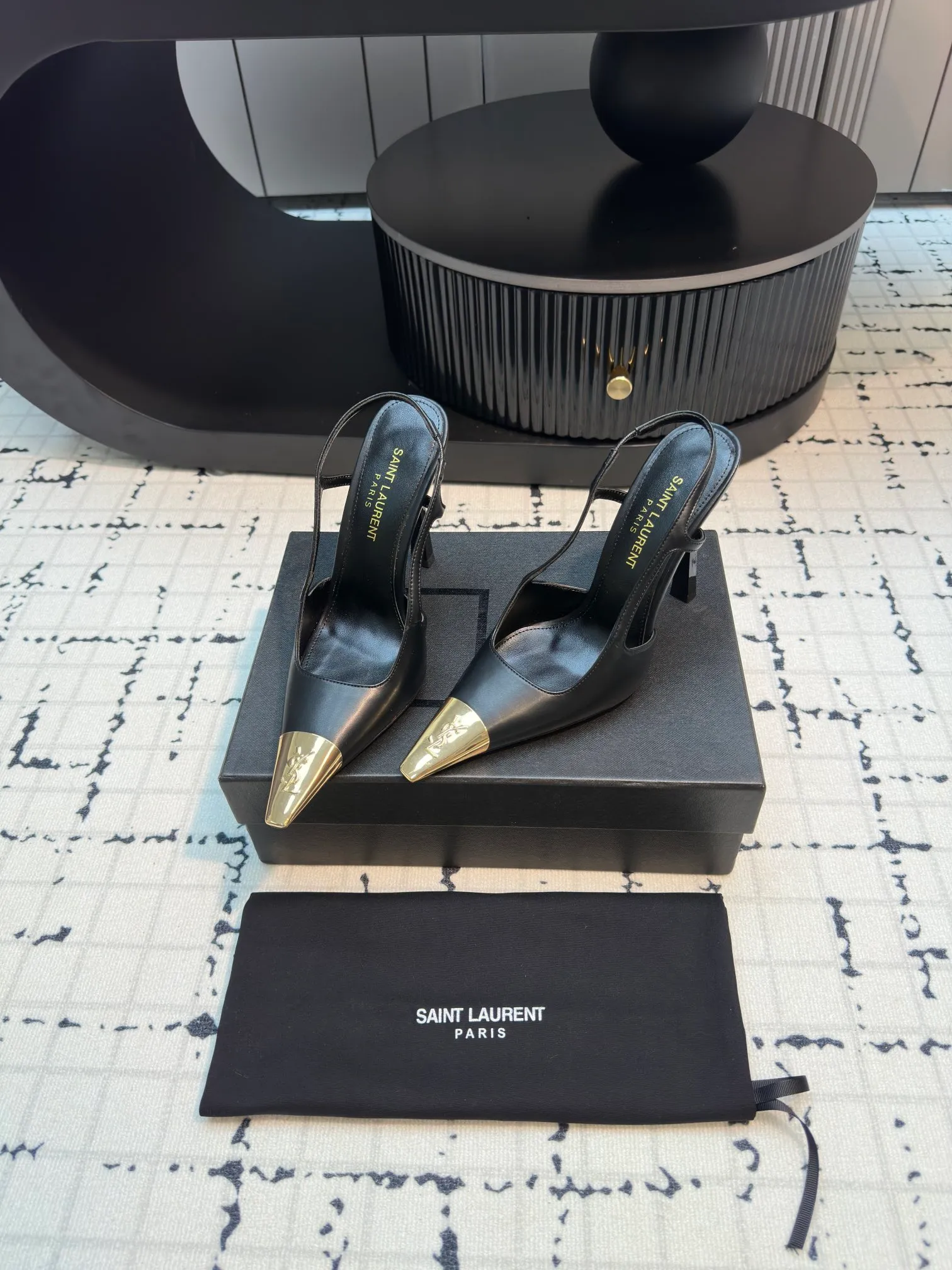 👟👟Ex-factory price 560👟👟 laurent 2025 spring and summer new YSL small gold-toed high heels, very stable on the foot, super heeling, feel free to buy! The heel is custom-made from a new mold. It is an exclusive heel. The height is the same as the original one to distinguish various incorrect versions! High-end sexy, ysl still understands women best❤️ Upper: Silk Lining: Sheepskin Sole: Italian genuine leather outsole Size: 35/40 (40 is custom-made and cannot be returned or exchanged)